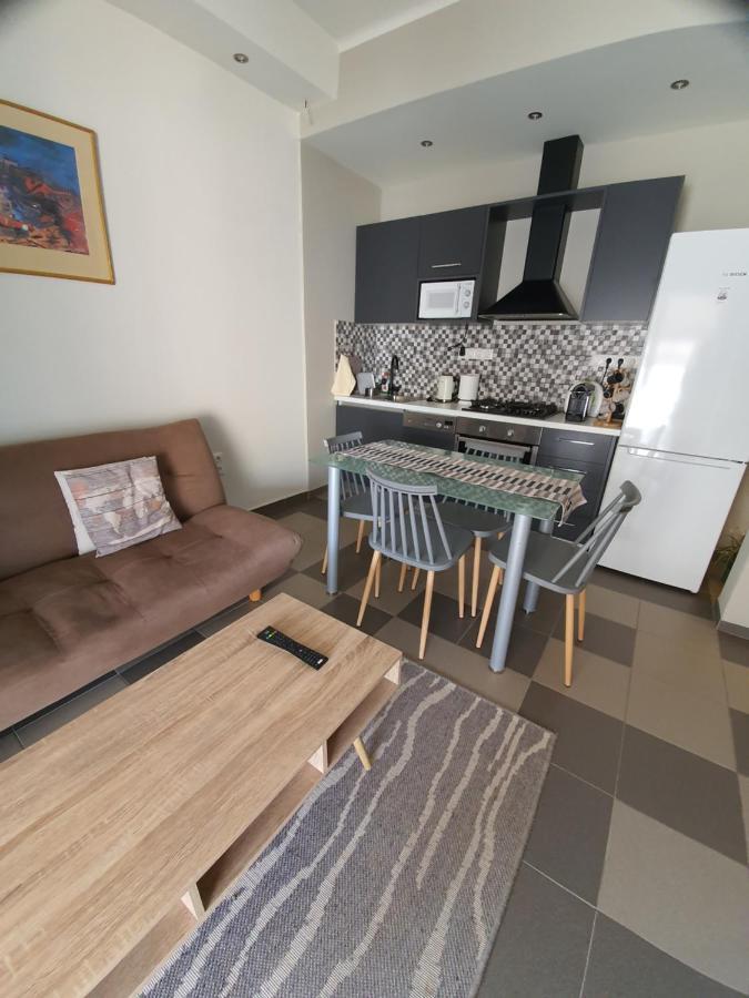 Lukas-2 B/R Luxurious Flat With Veranda Apartment เอเธนส์ ภายนอก รูปภาพ